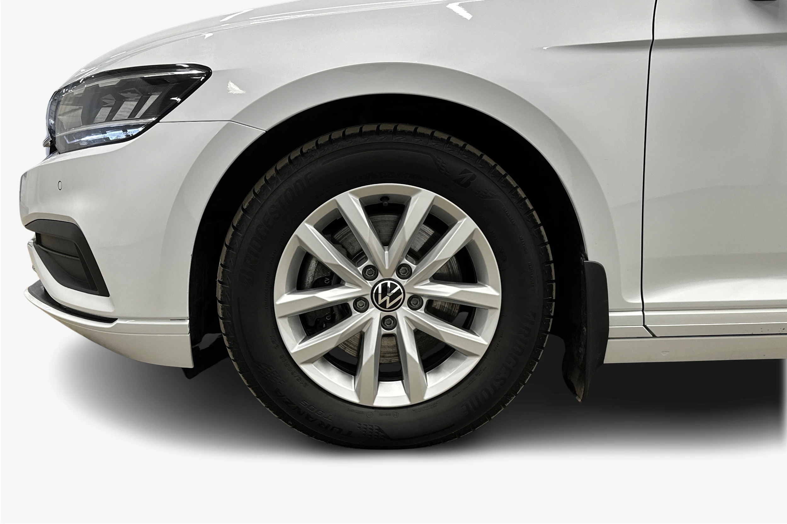 valkoinen Volkswagen Passat 2024 kuva 9.