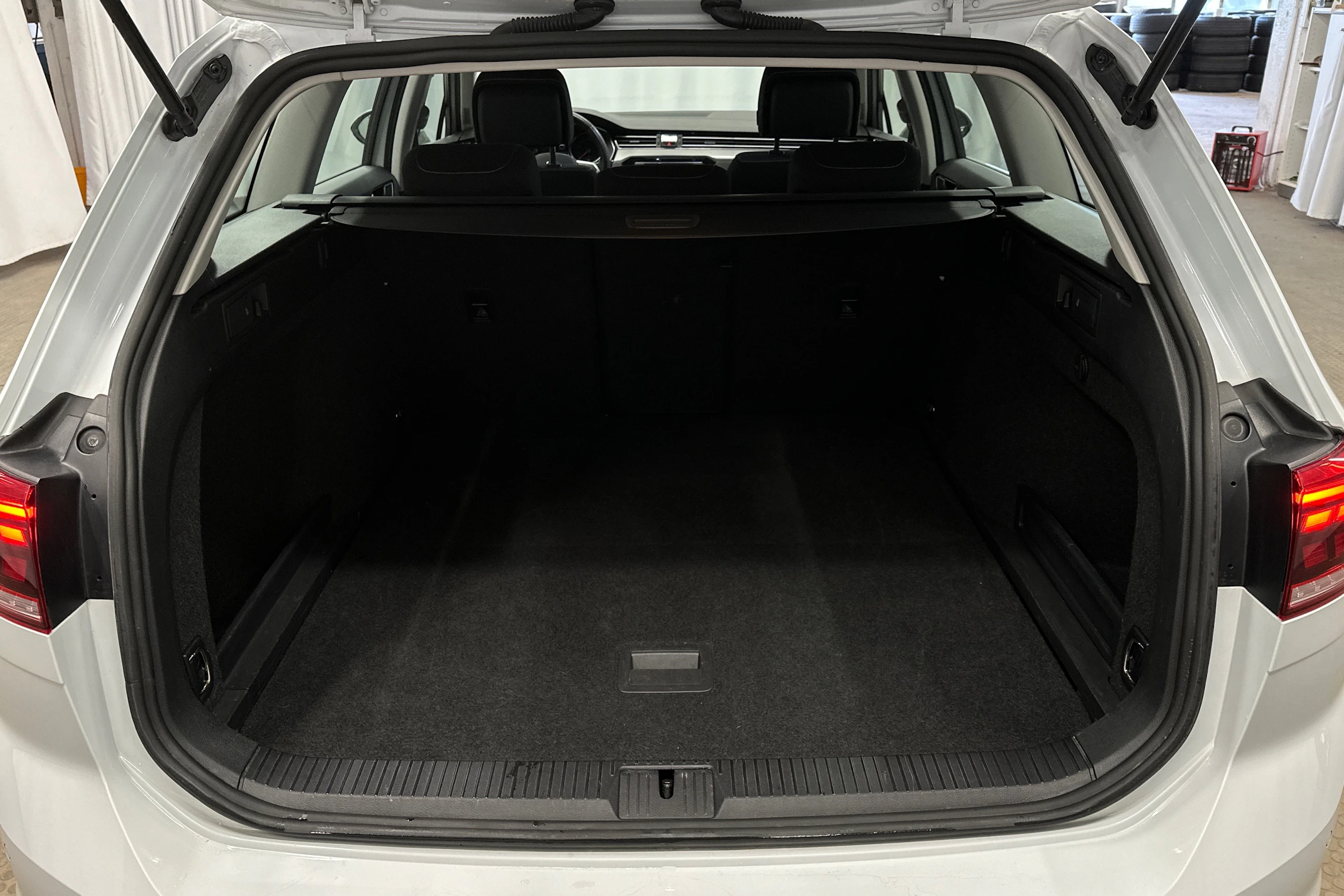 valkoinen Volkswagen Passat 2024 kuva 11.