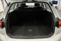 valkoinen Volkswagen Passat 2024 kuva 11.