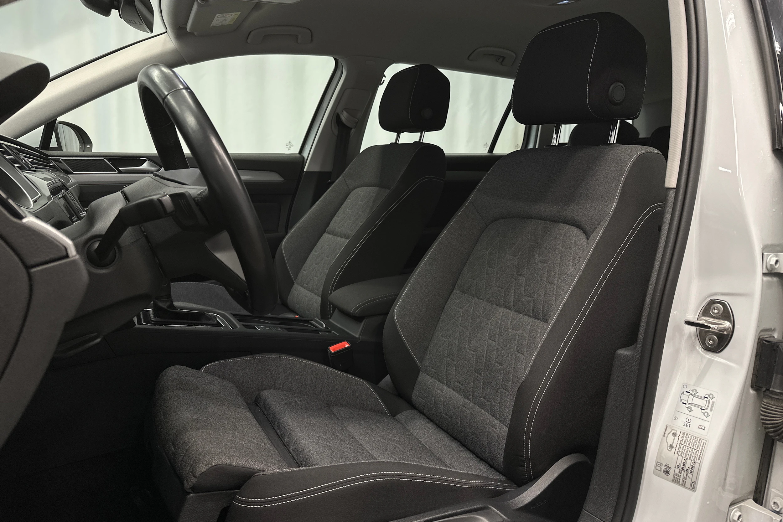 valkoinen Volkswagen Passat 2024 kuva 12.