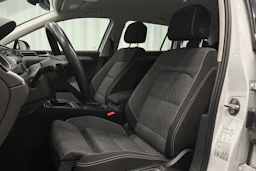 valkoinen Volkswagen Passat 2024 kuva 12.