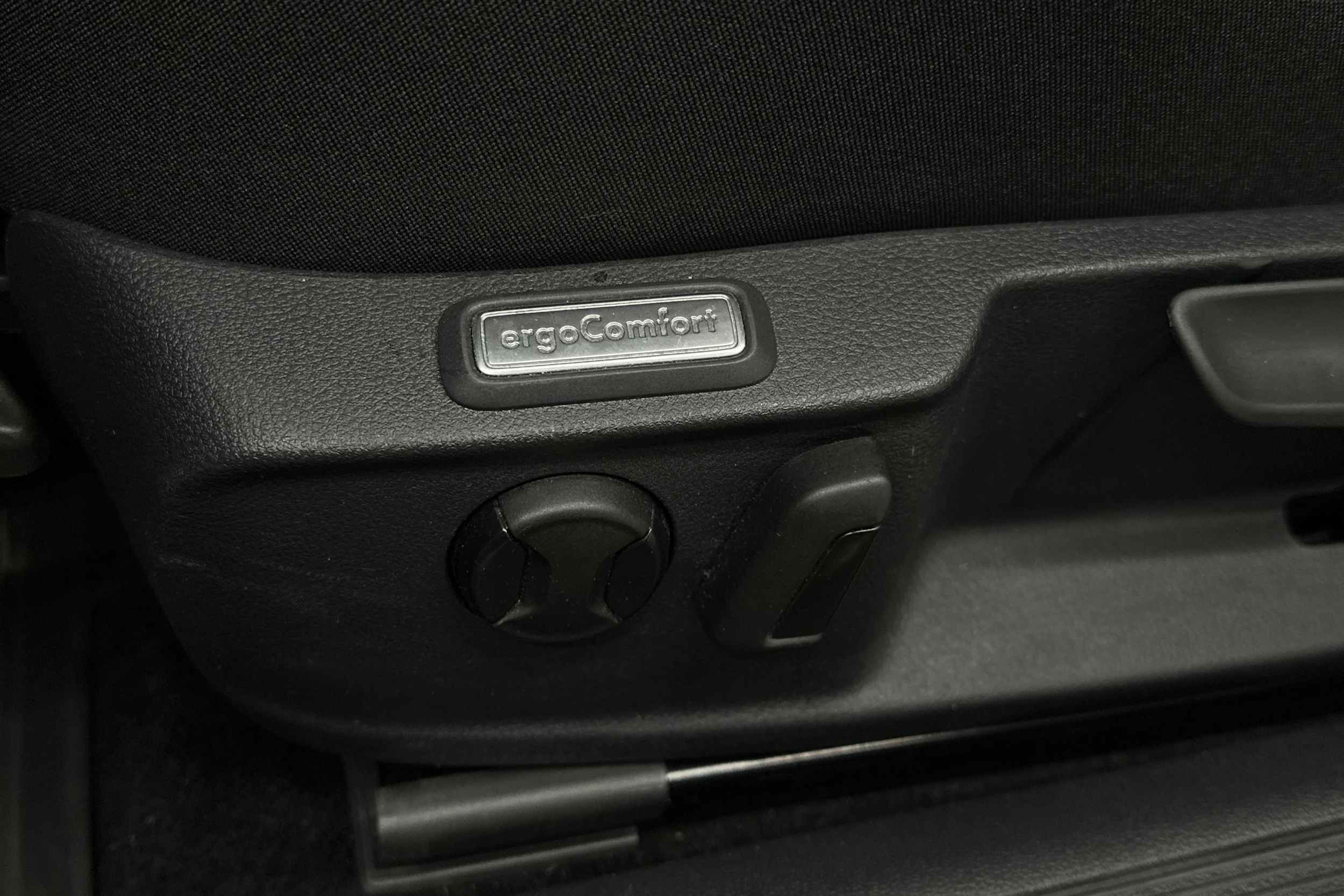 valkoinen Volkswagen Passat 2024 kuva 13.