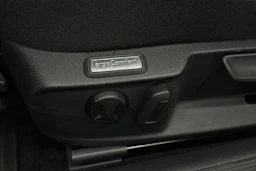 valkoinen Volkswagen Passat 2024 kuva 13.