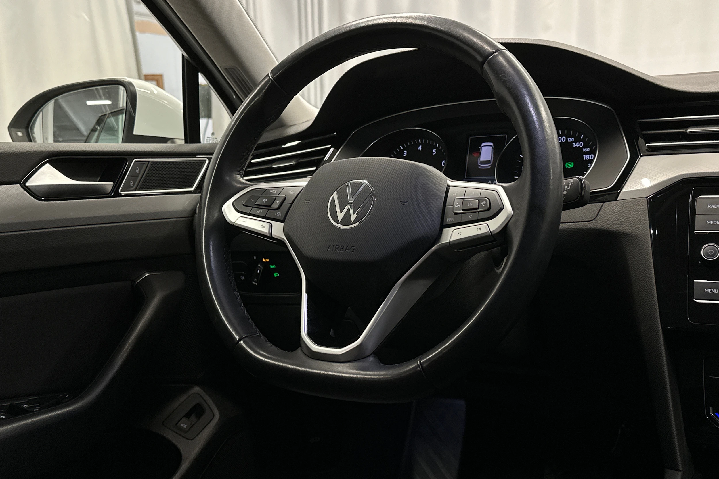 valkoinen Volkswagen Passat 2024 kuva 14.