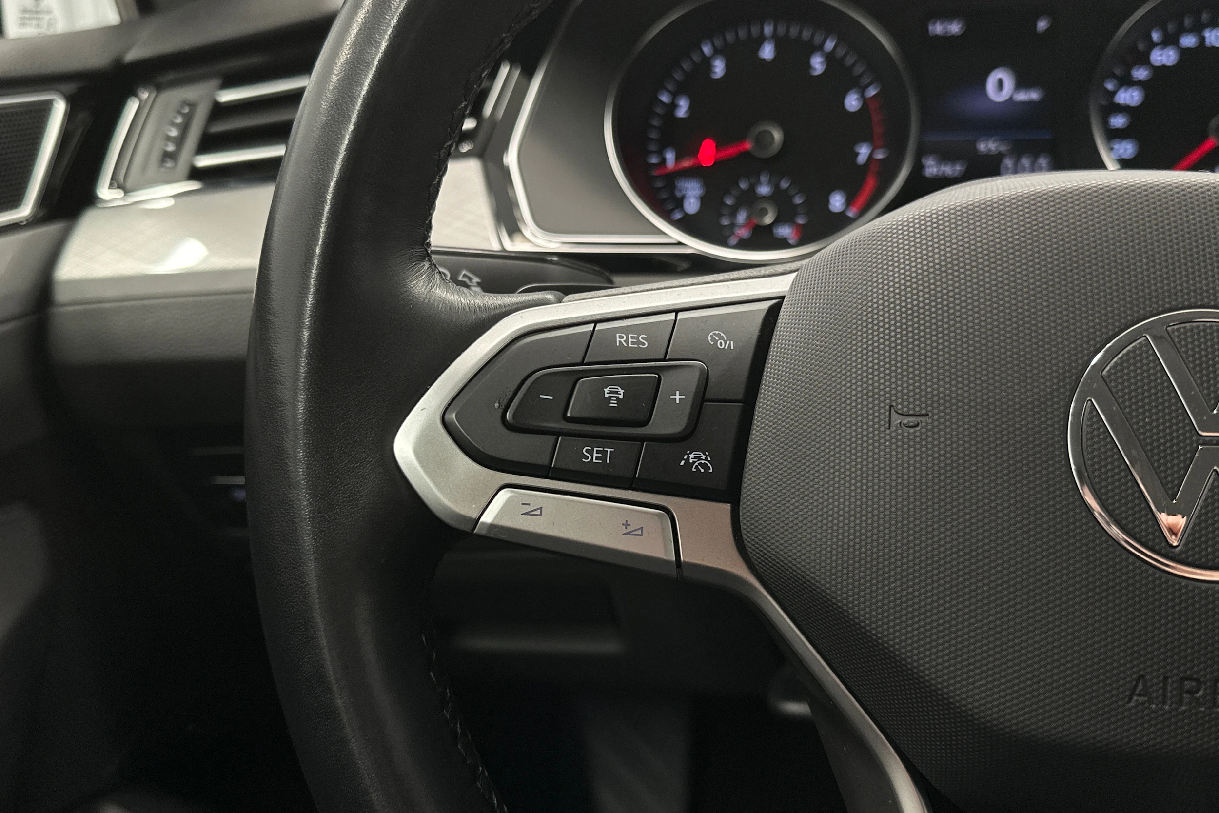 valkoinen Volkswagen Passat 2024 kuva 15.