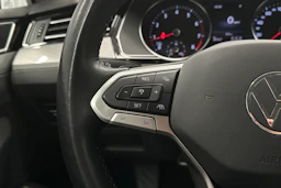 valkoinen Volkswagen Passat 2024 kuva 15.