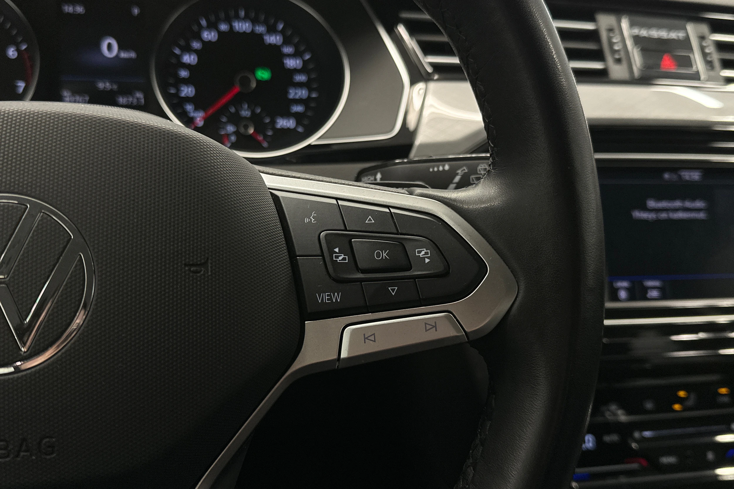 valkoinen Volkswagen Passat 2024 kuva 16.
