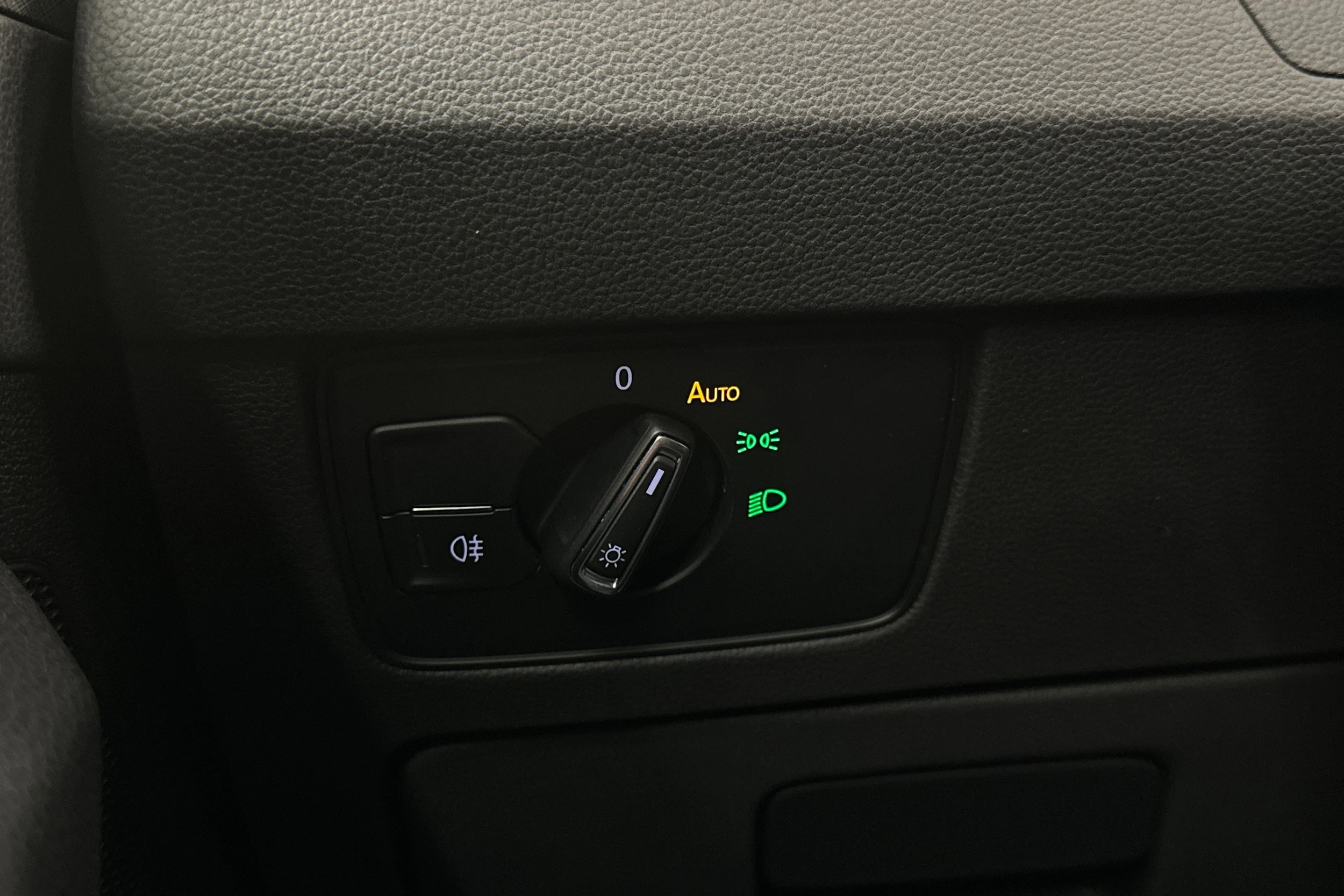 valkoinen Volkswagen Passat 2024 kuva 17.