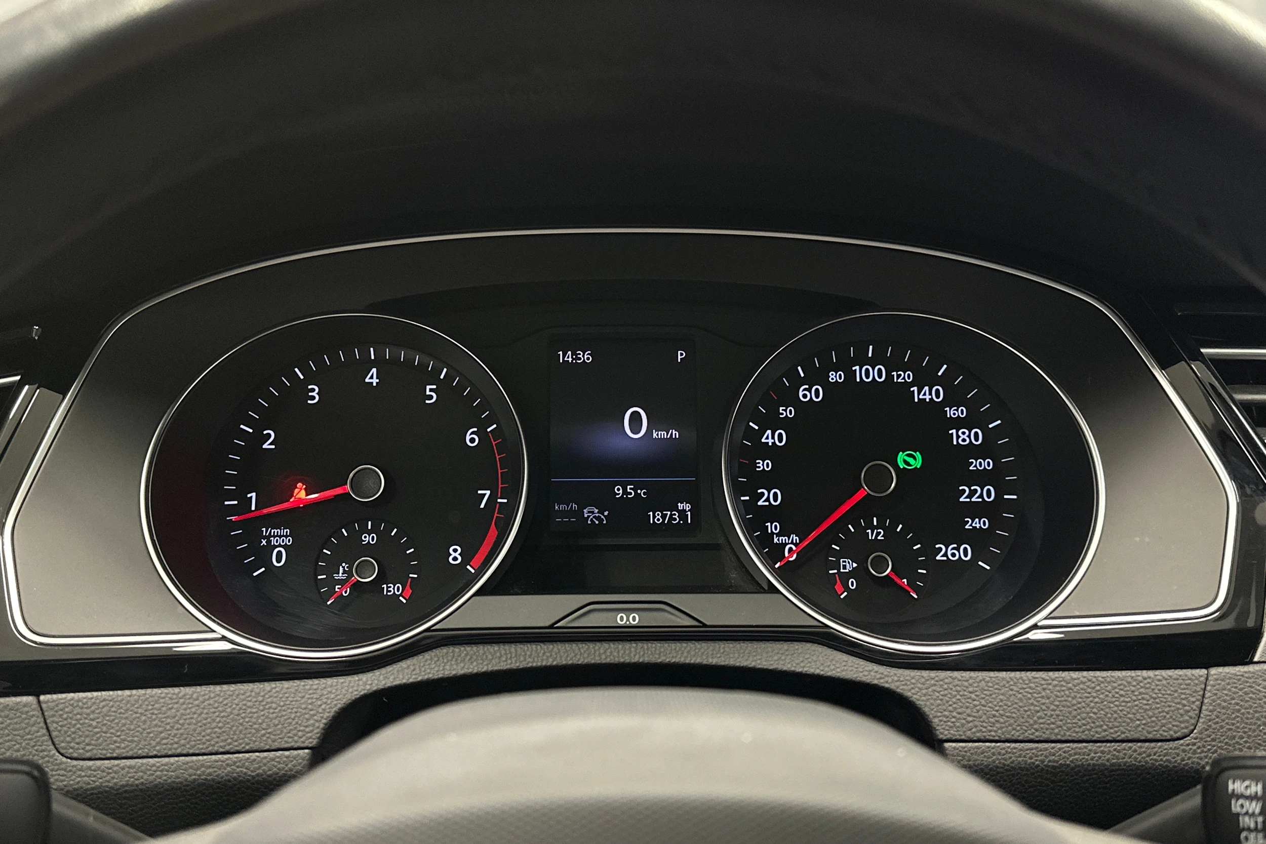 valkoinen Volkswagen Passat 2024 kuva 18.