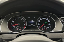 valkoinen Volkswagen Passat 2024 kuva 18.