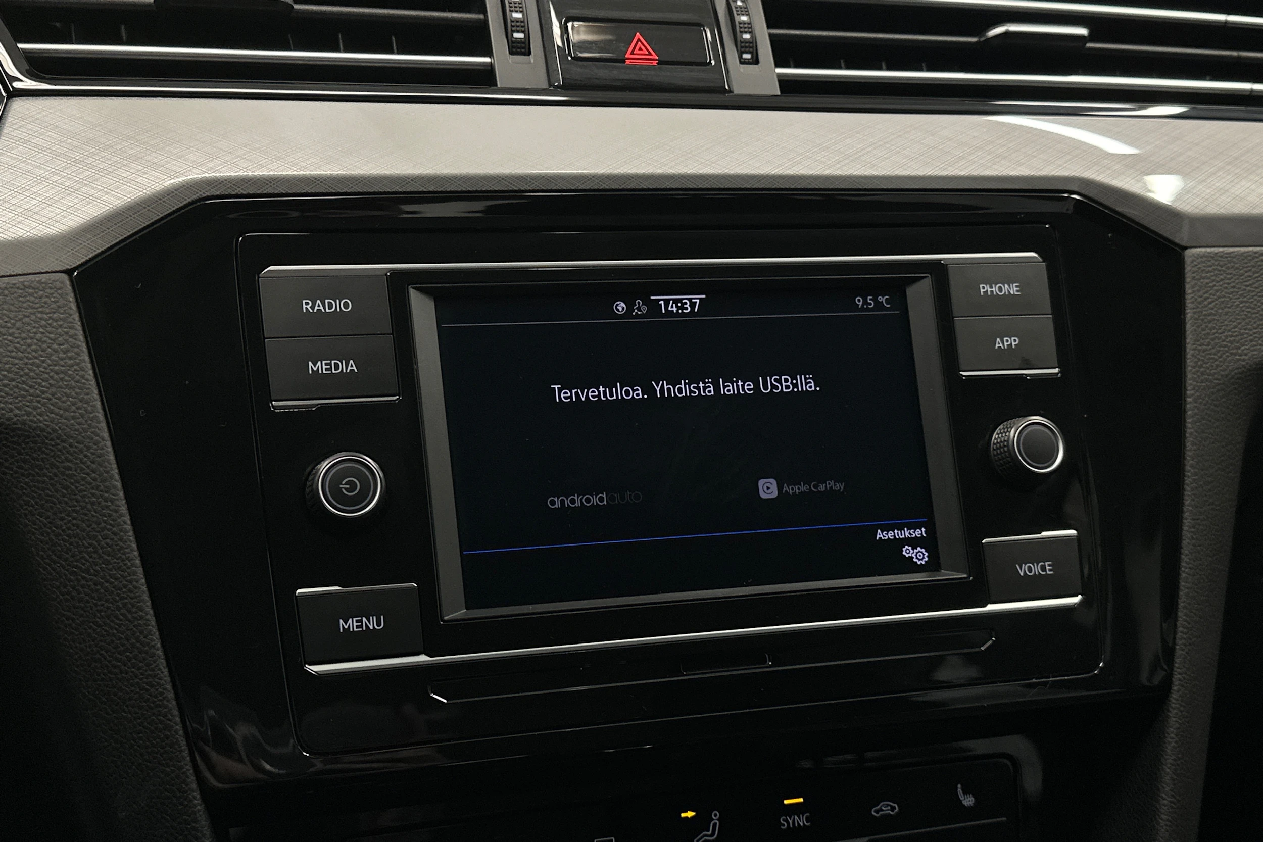 valkoinen Volkswagen Passat 2024 kuva 19.