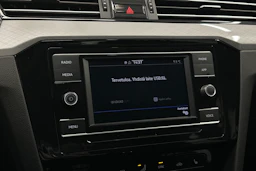 valkoinen Volkswagen Passat 2024 kuva 19.