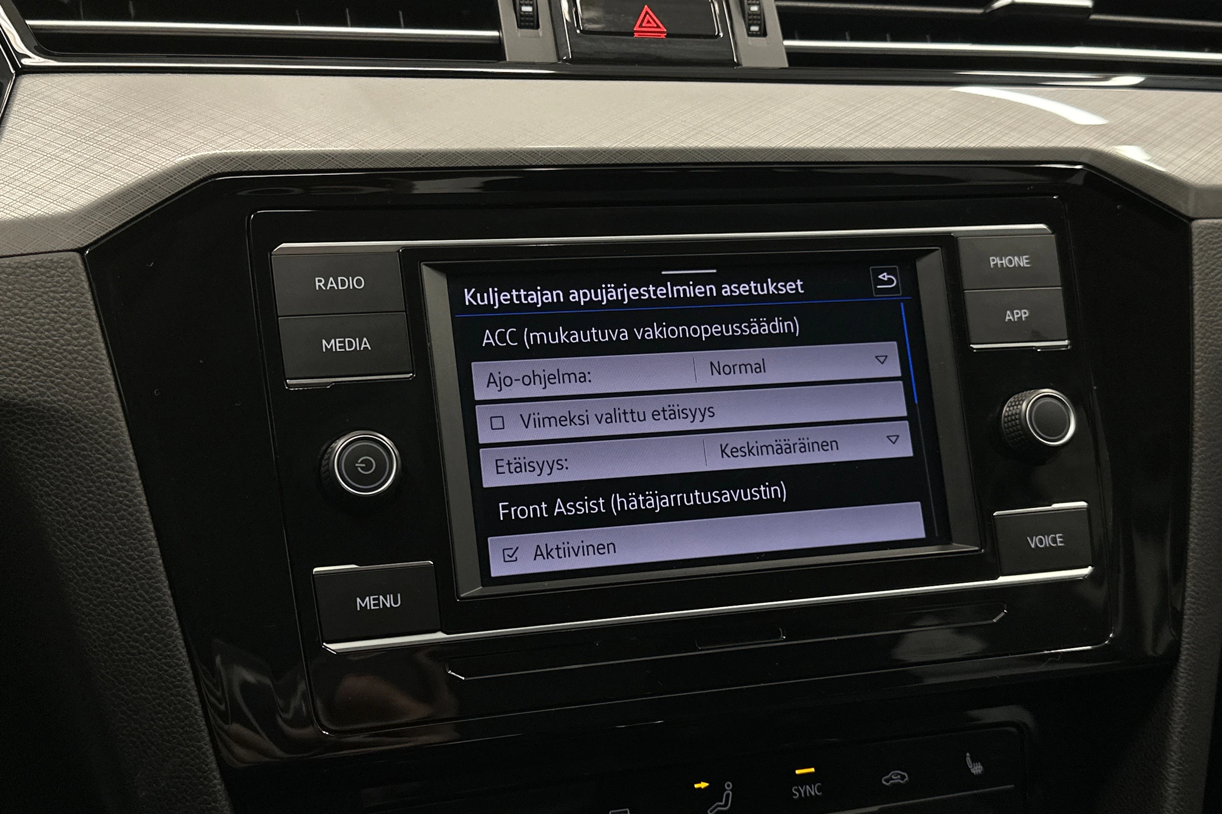 valkoinen Volkswagen Passat 2024 kuva 20.