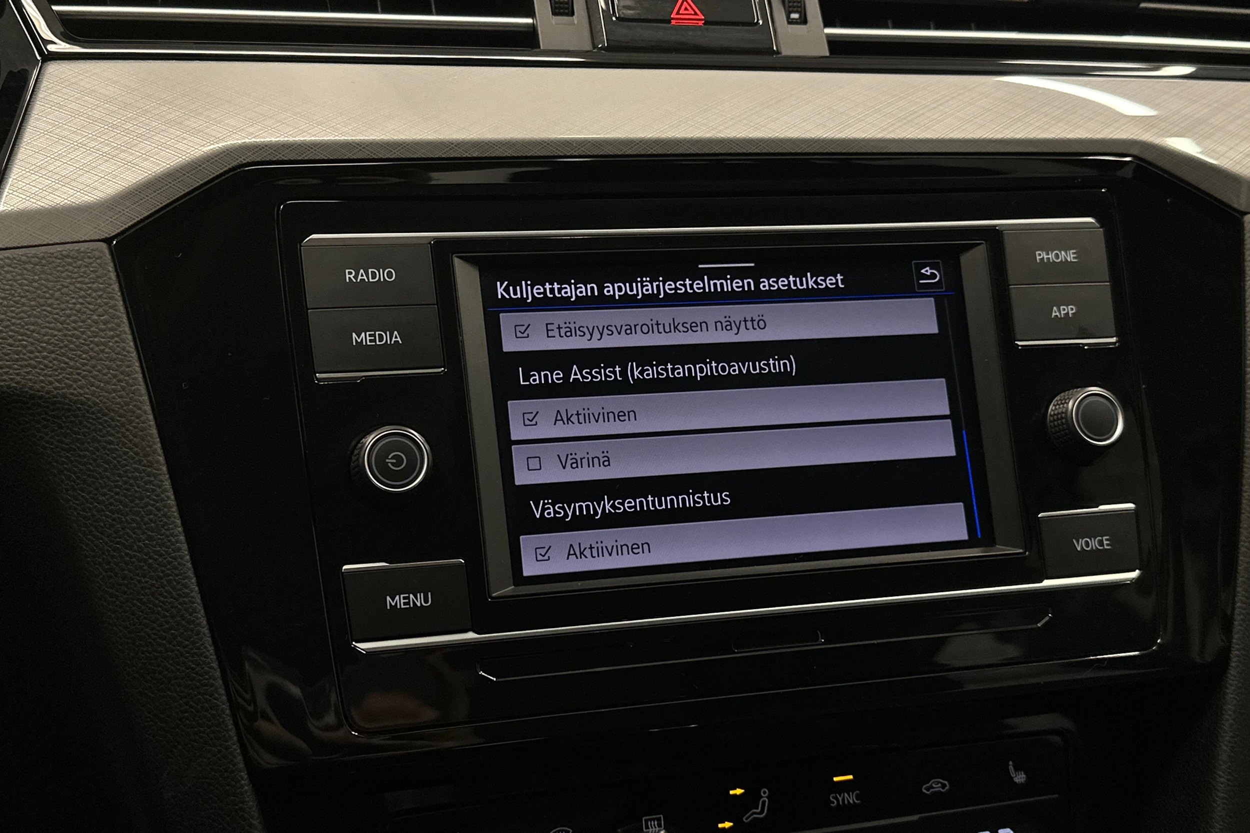 valkoinen Volkswagen Passat 2024 kuva 21.