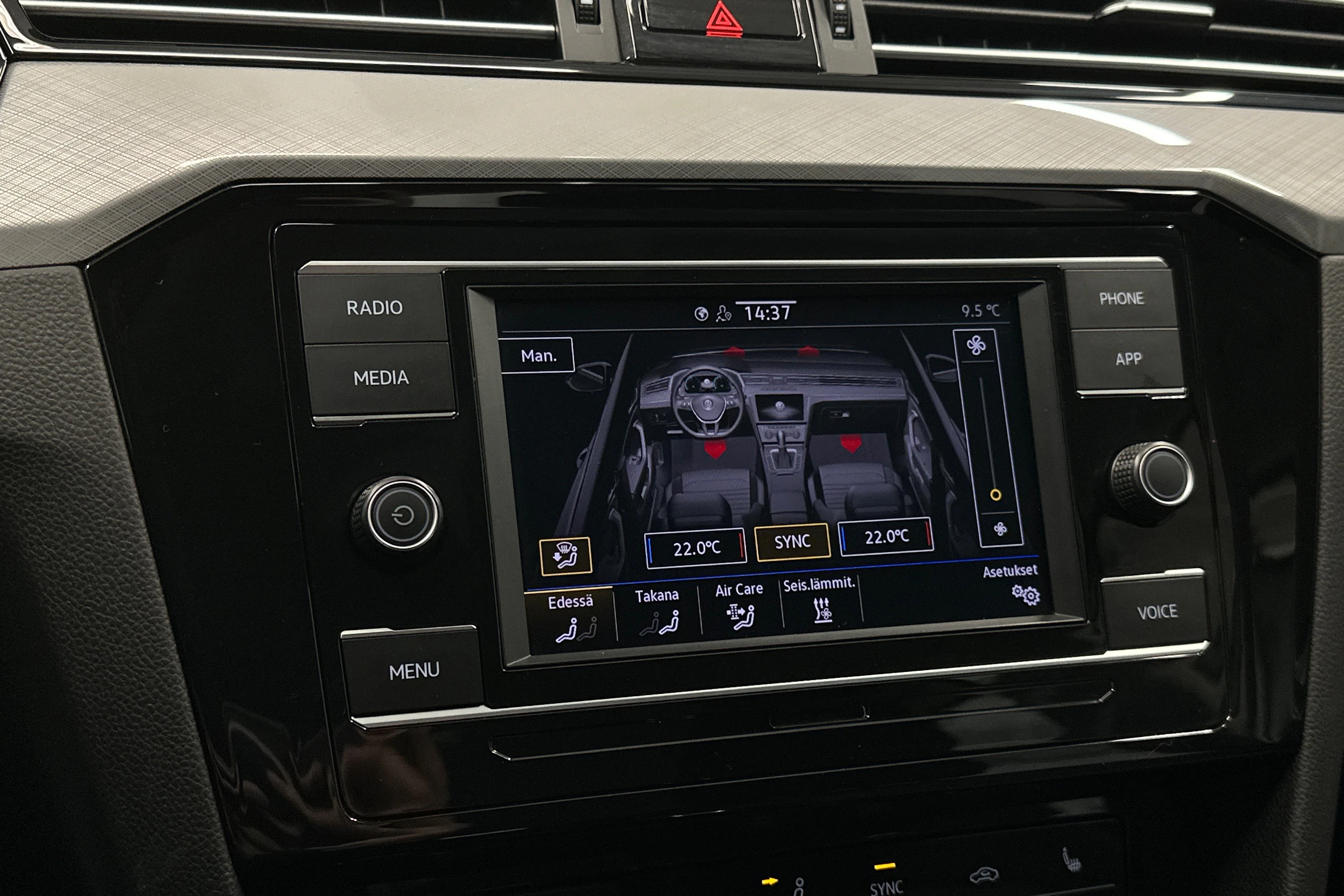valkoinen Volkswagen Passat 2024 kuva 22.
