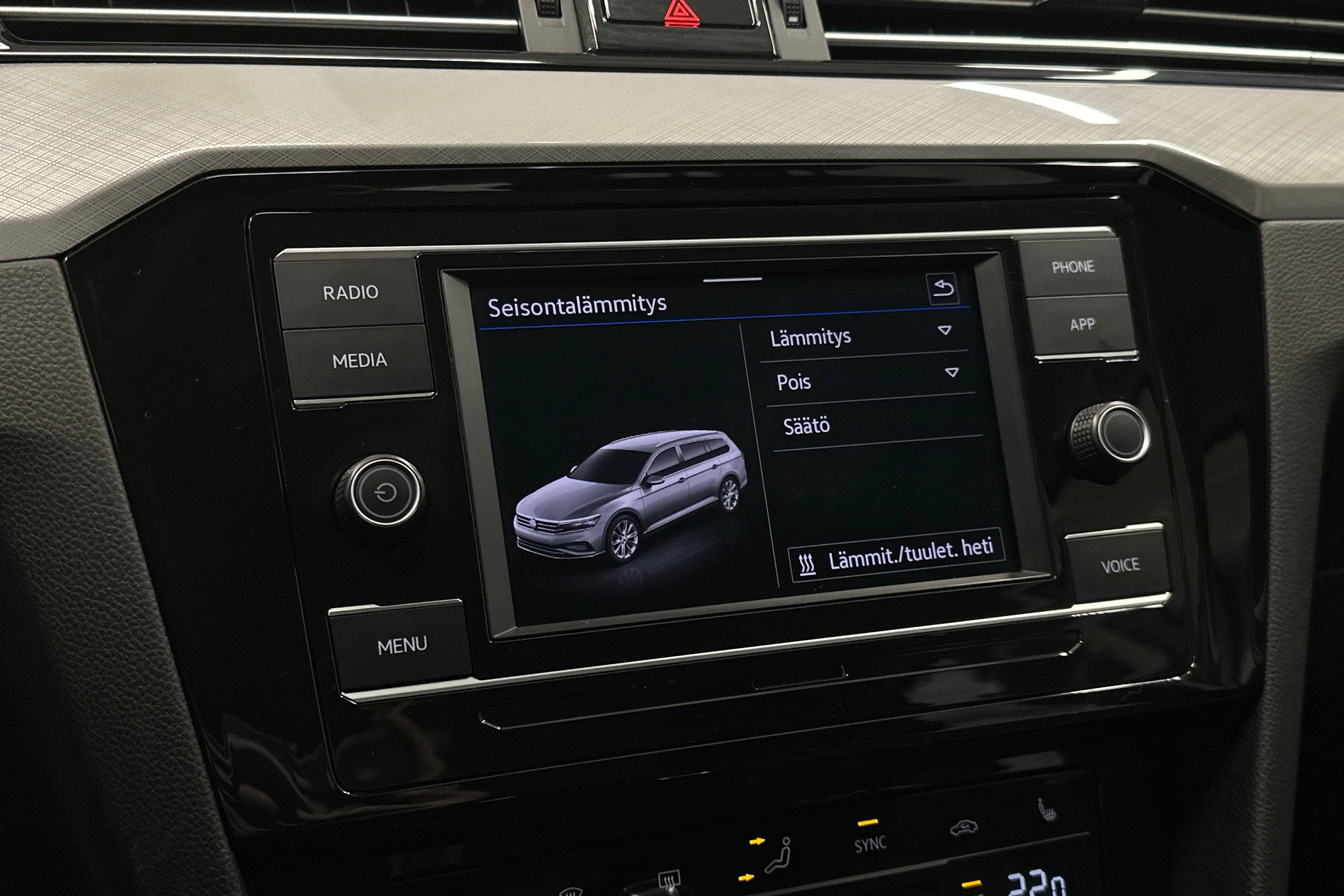 valkoinen Volkswagen Passat 2024 kuva 23.