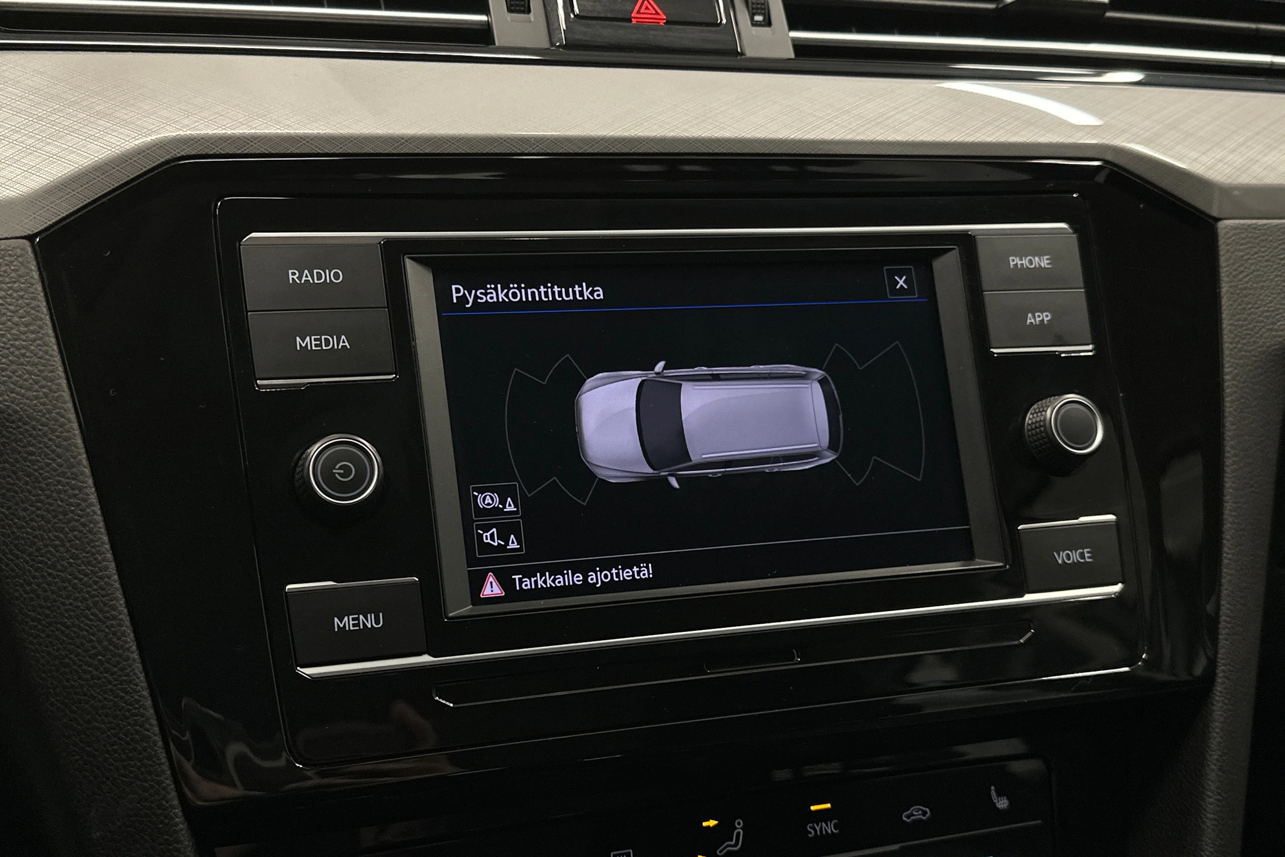 valkoinen Volkswagen Passat 2024 kuva 24.