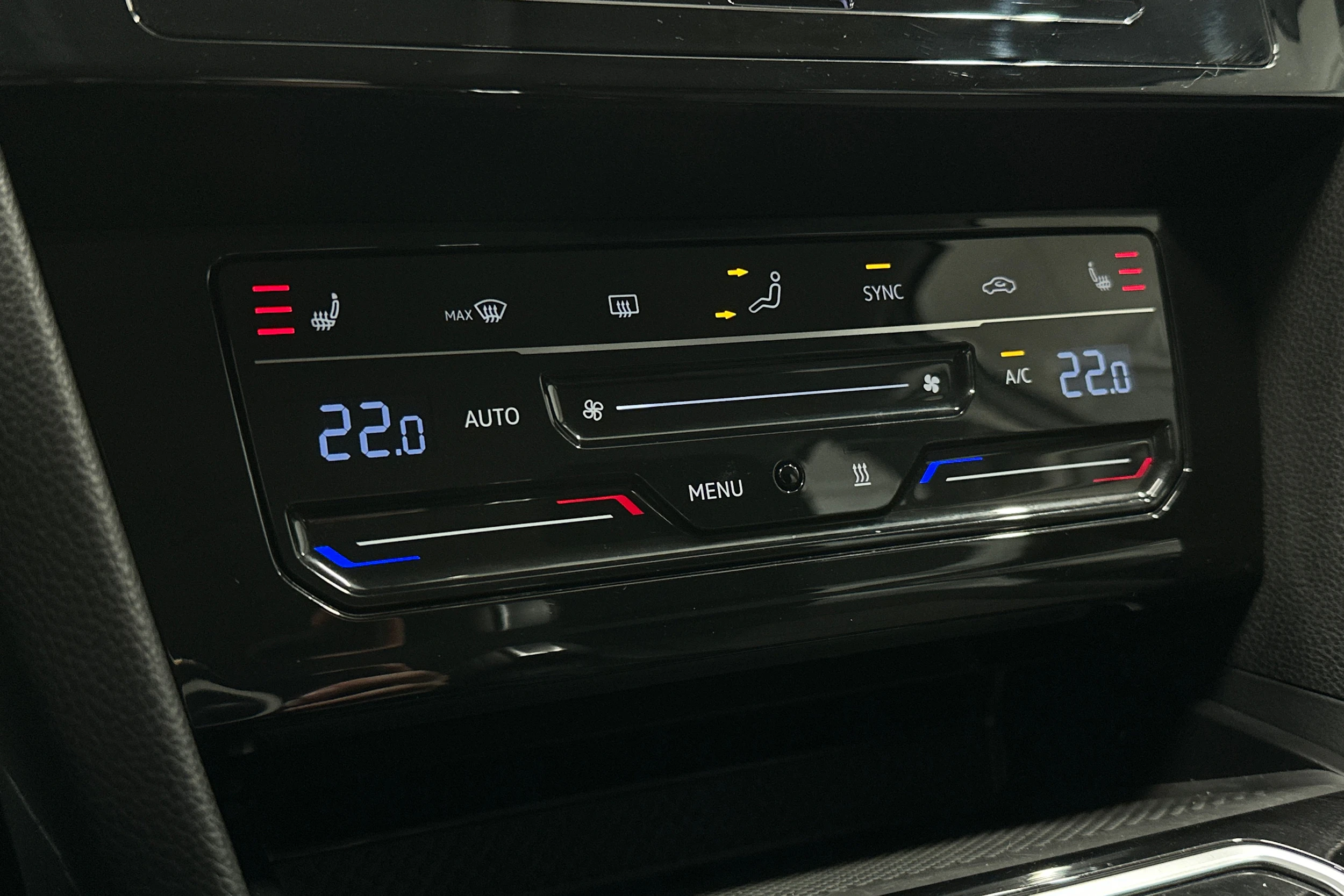 valkoinen Volkswagen Passat 2024 kuva 25.