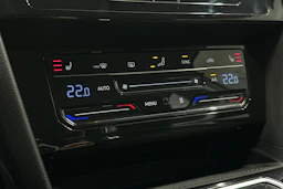 valkoinen Volkswagen Passat 2024 kuva 25.