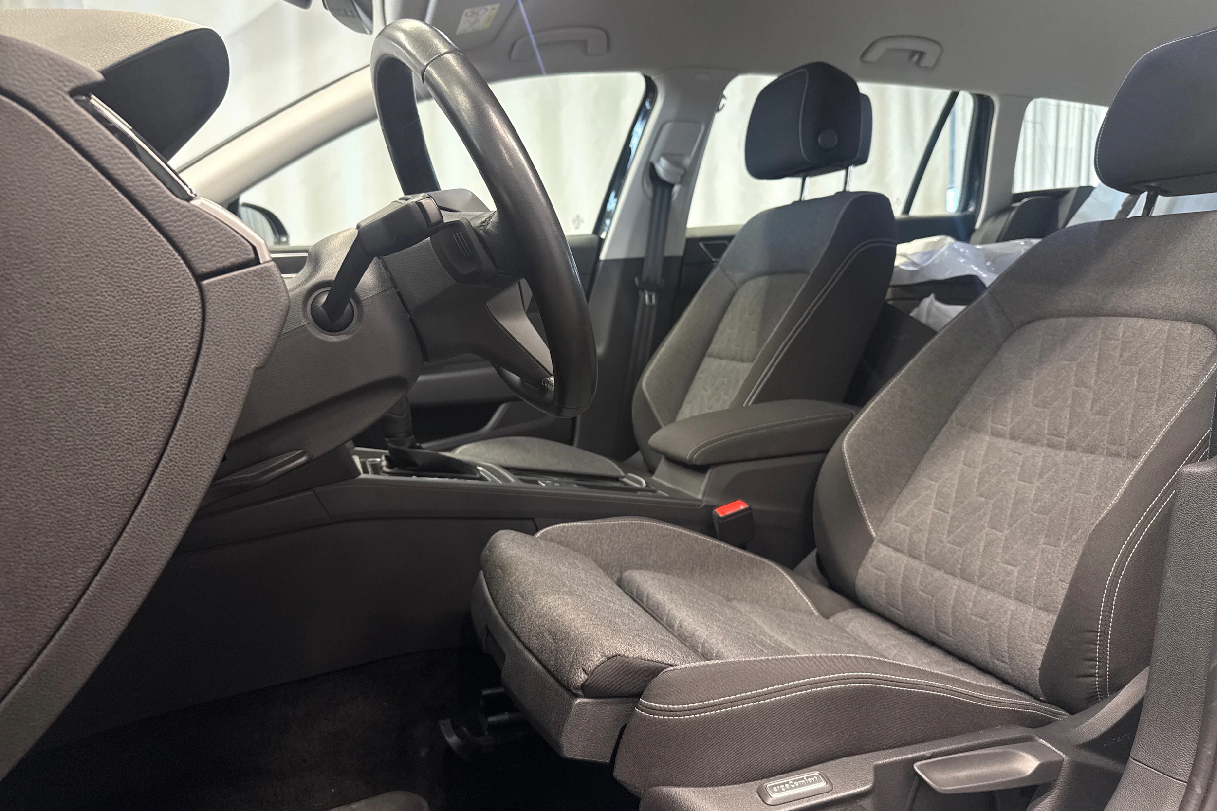 musta Volkswagen Passat 2024 kuva 4.