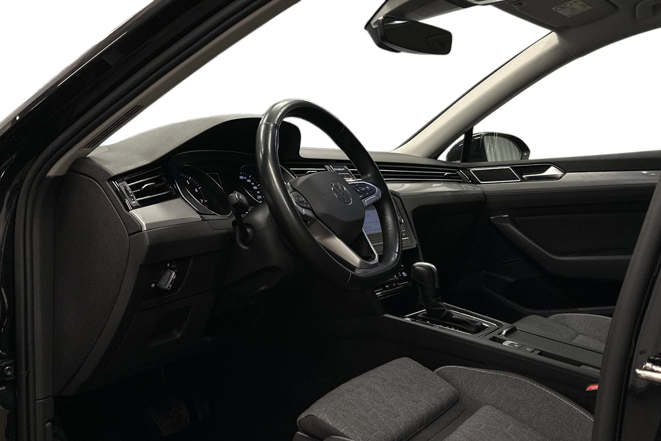 musta Volkswagen Passat 2024 kuva 6.