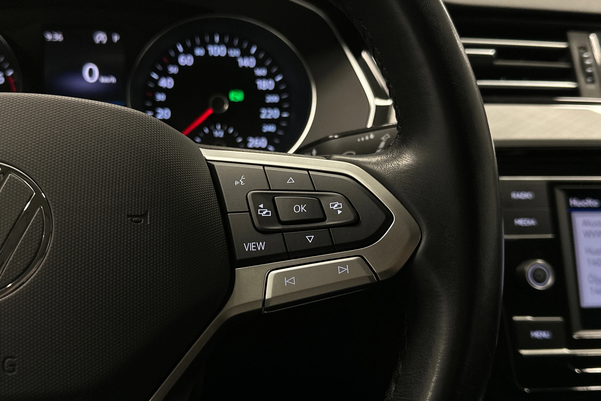 musta Volkswagen Passat 2024 kuva 12.