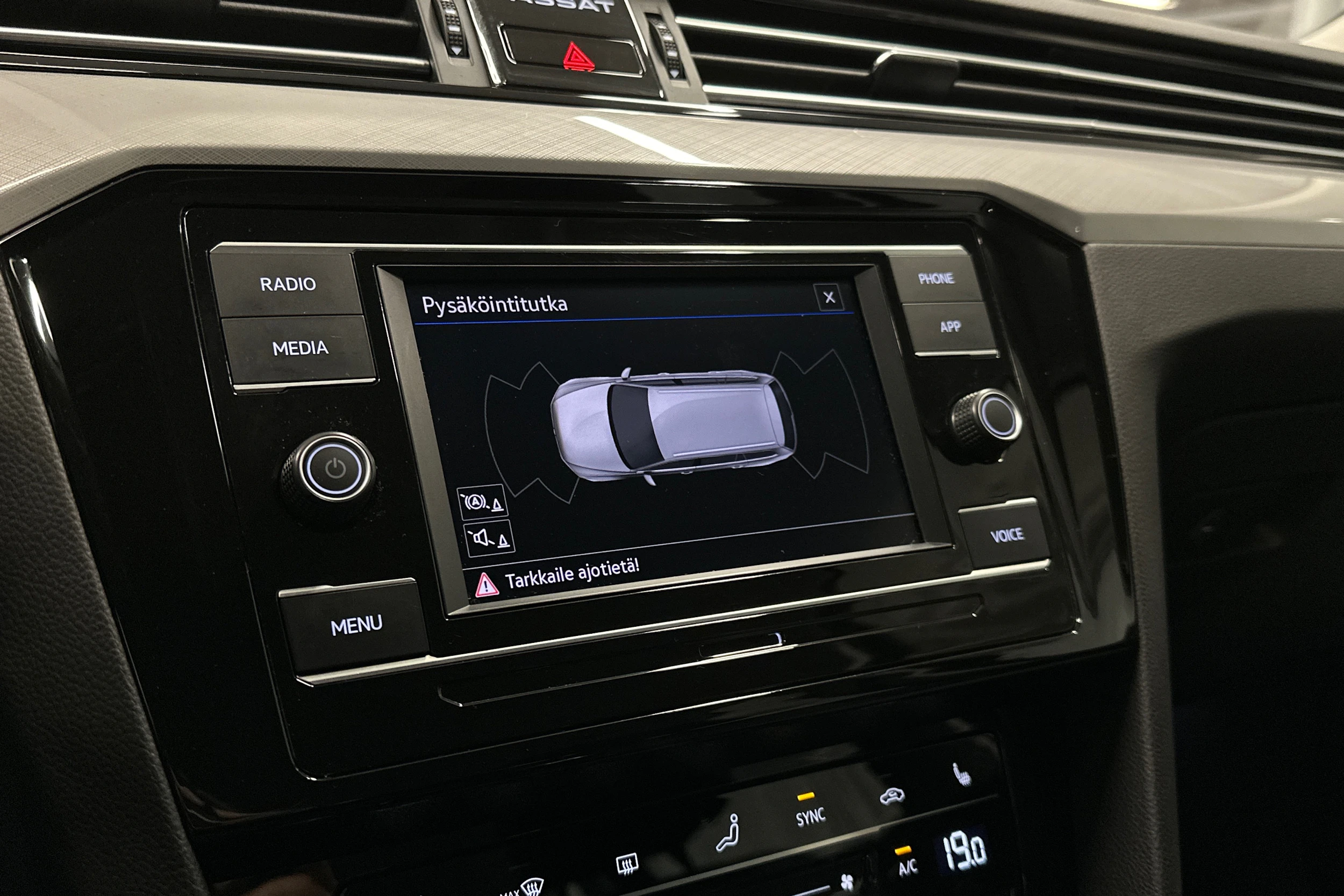 musta Volkswagen Passat 2024 kuva 15.