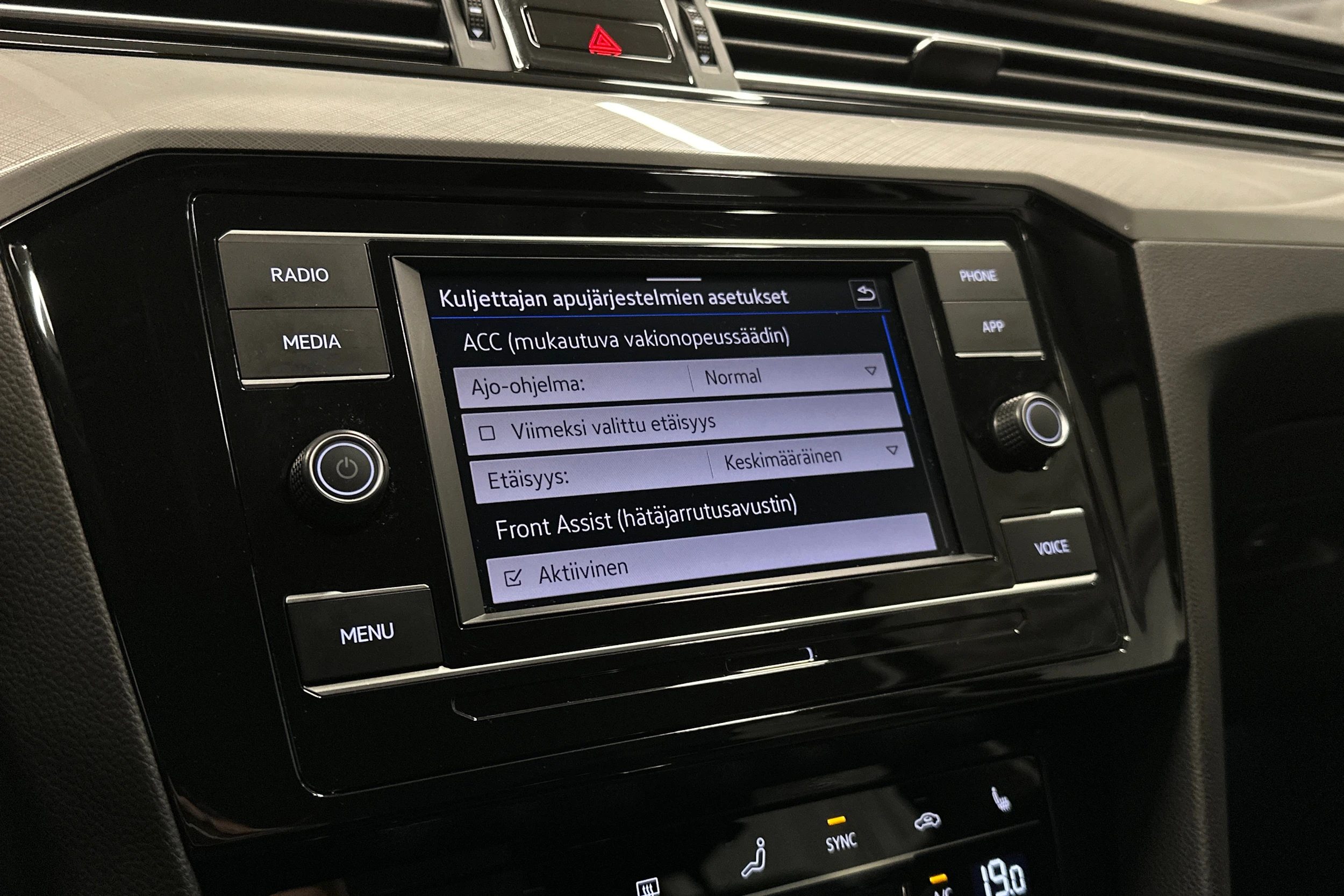 musta Volkswagen Passat 2024 kuva 16.