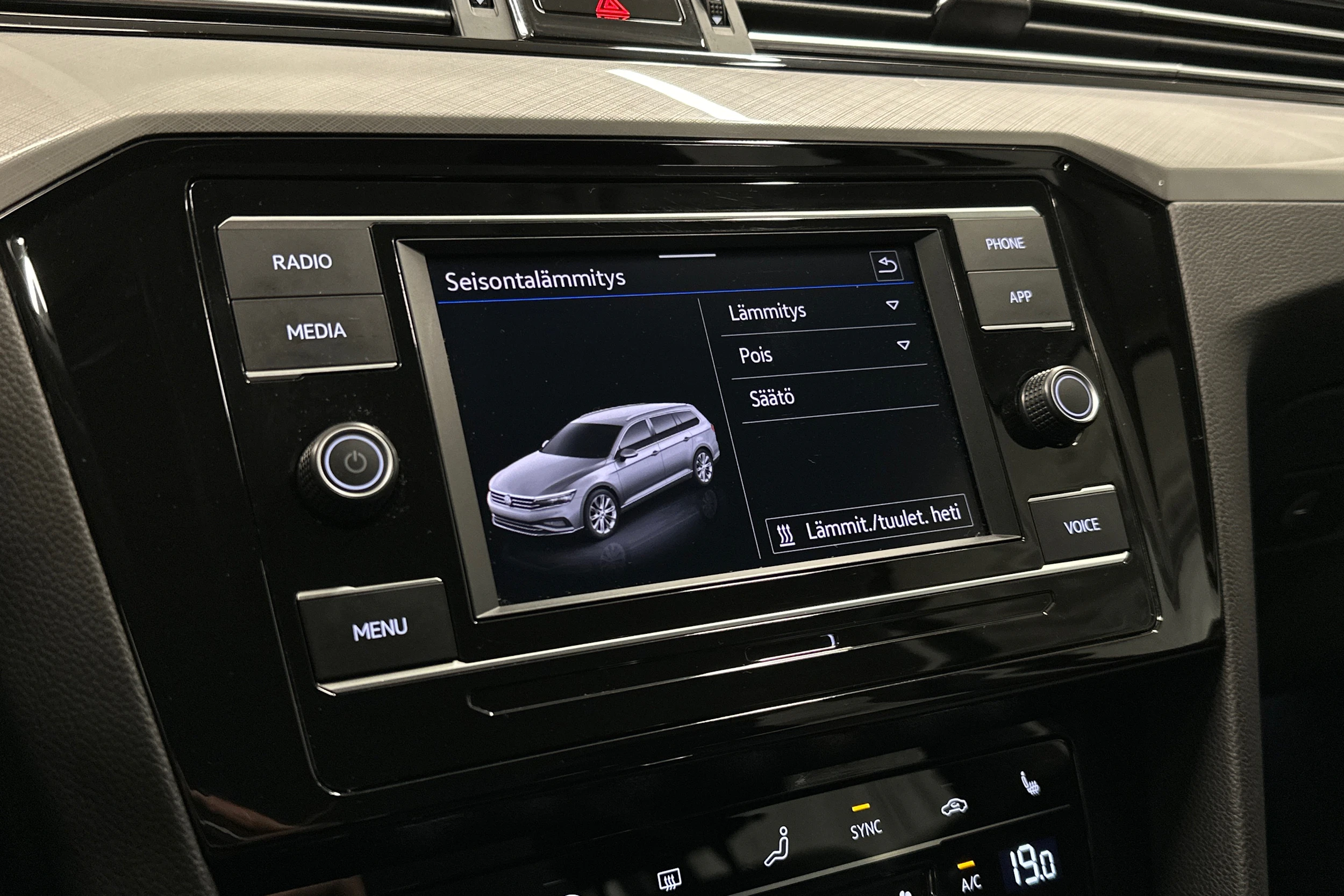 musta Volkswagen Passat 2024 kuva 17.