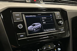 musta Volkswagen Passat 2024 kuva 17.