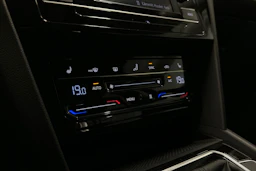 musta Volkswagen Passat 2024 kuva 18.