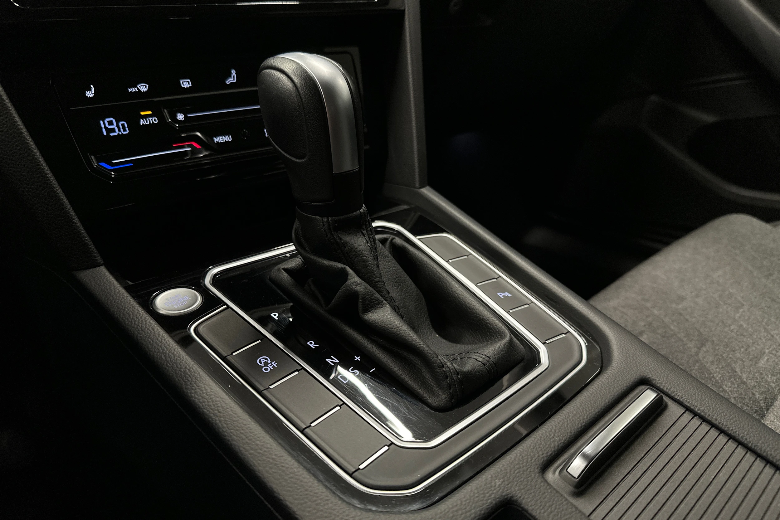 musta Volkswagen Passat 2024 kuva 19.