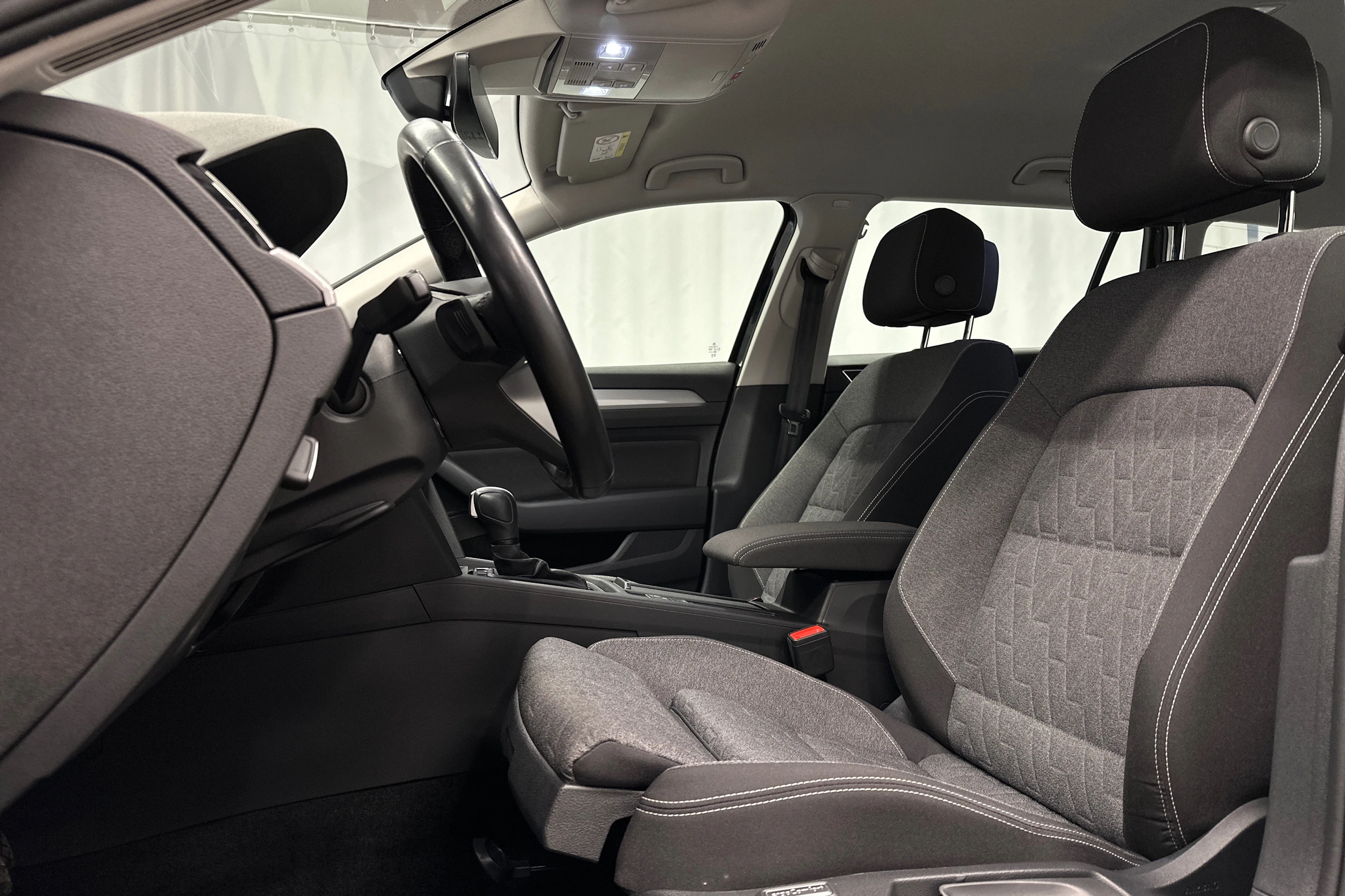 musta Volkswagen Passat 2024 kuva 20.
