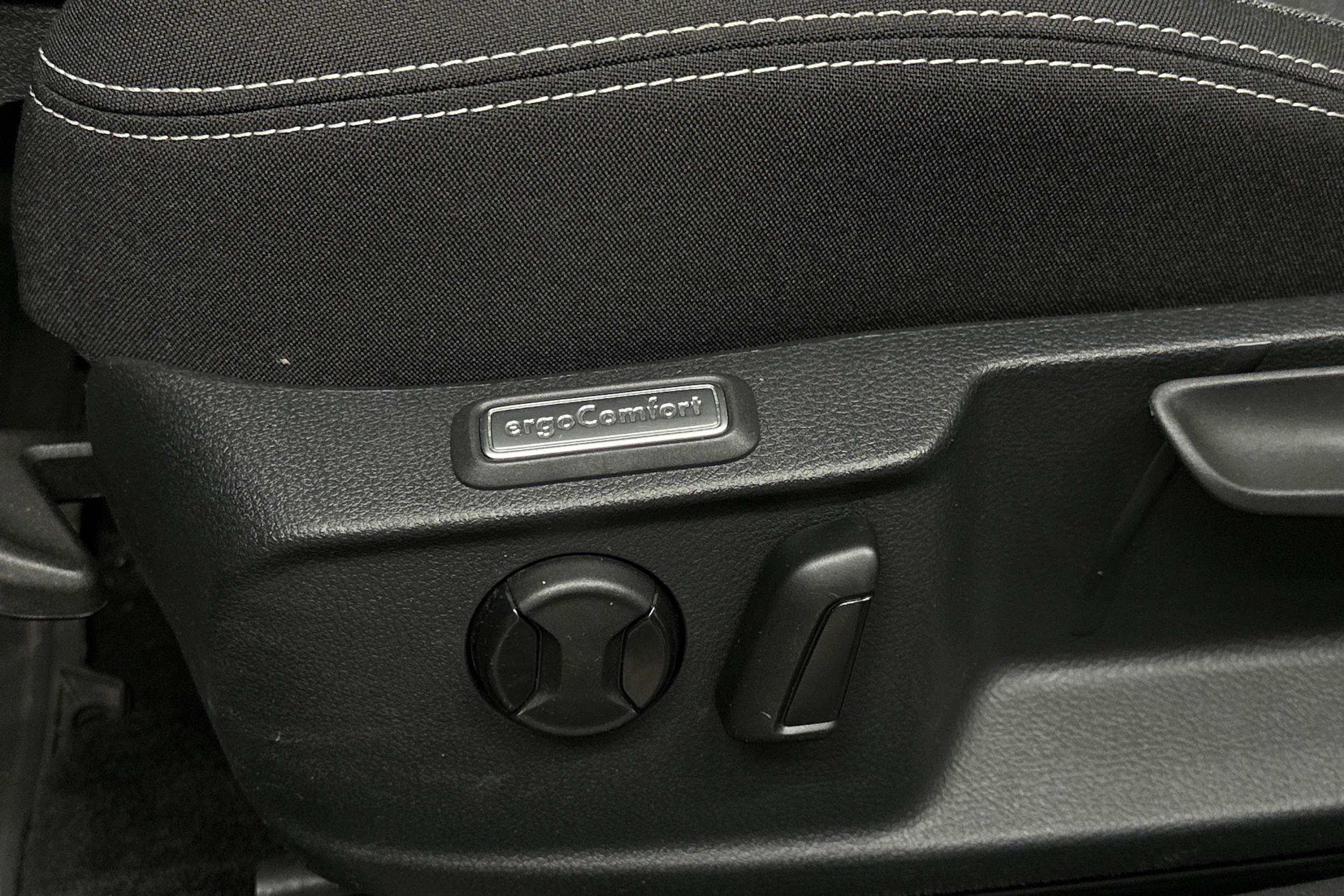 musta Volkswagen Passat 2024 kuva 21.