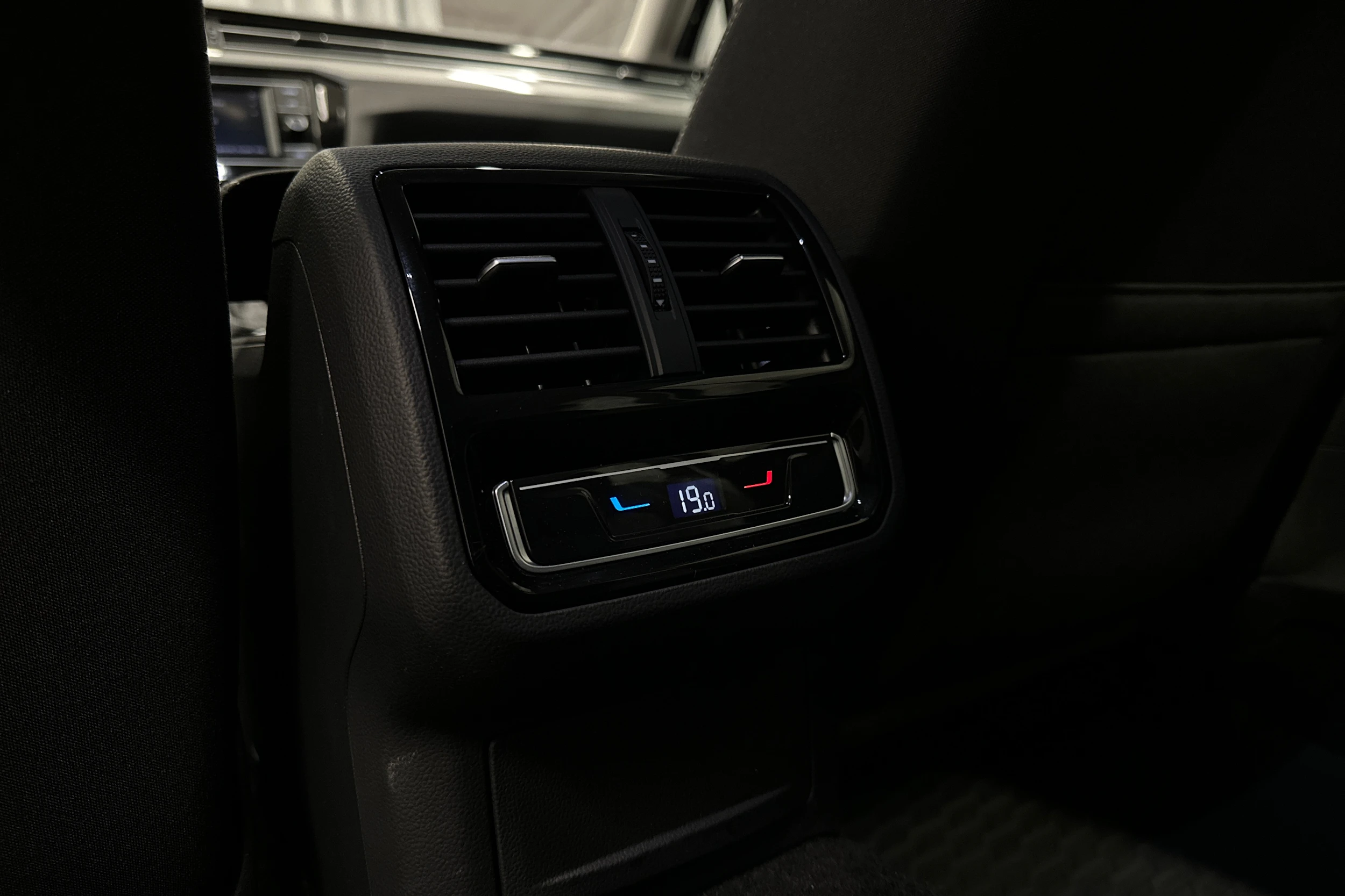 musta Volkswagen Passat 2024 kuva 22.