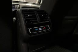 musta Volkswagen Passat 2024 kuva 22.