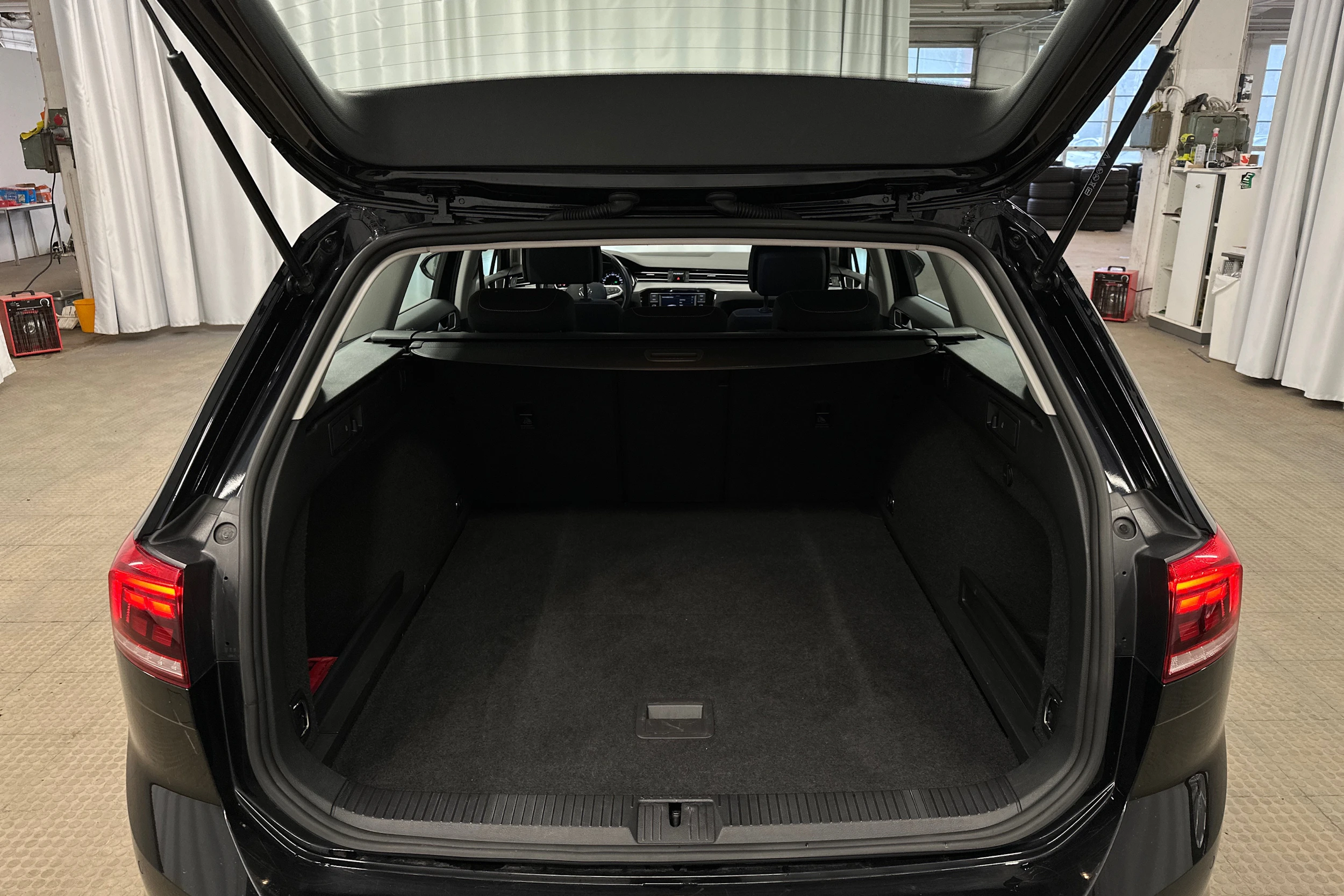 musta Volkswagen Passat 2024 kuva 23.