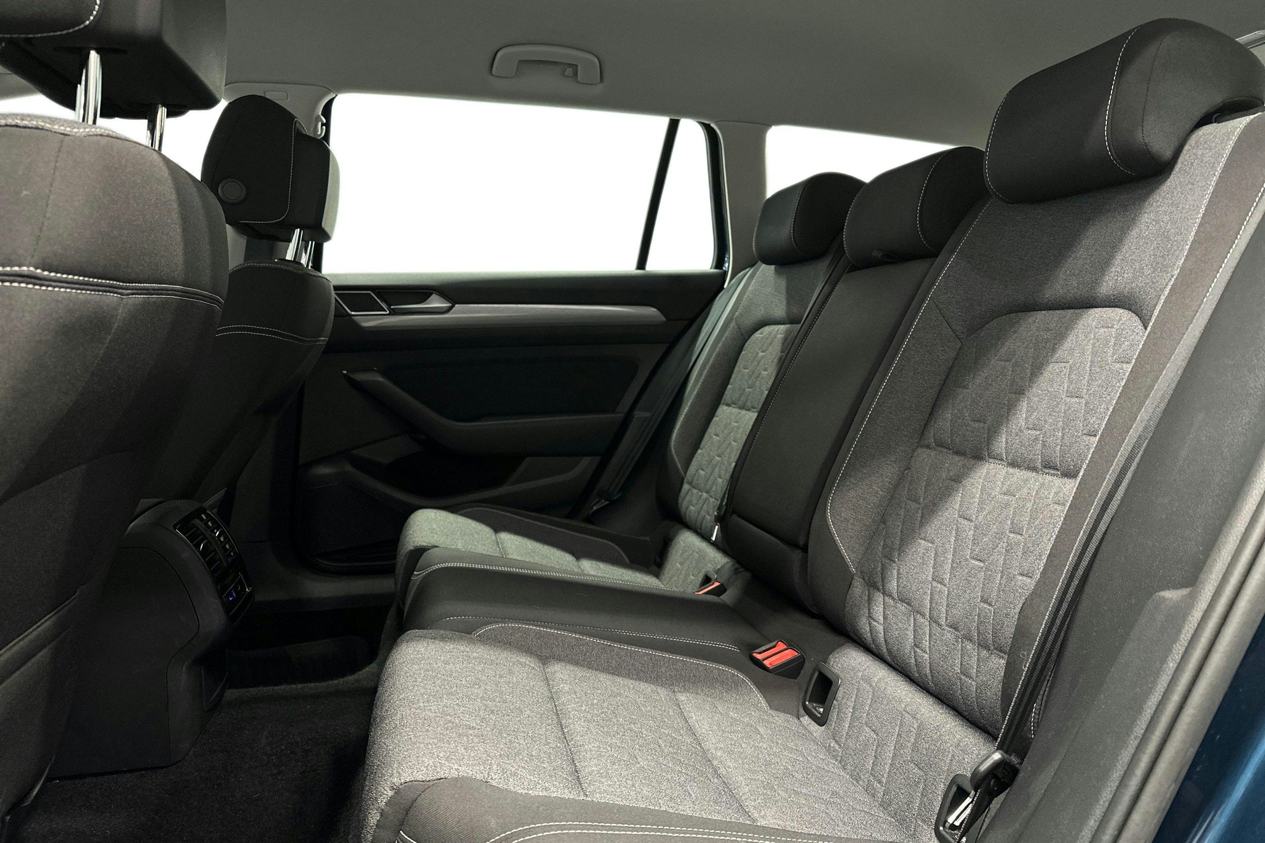 met. sininen Volkswagen Passat 2024 kuva 8.