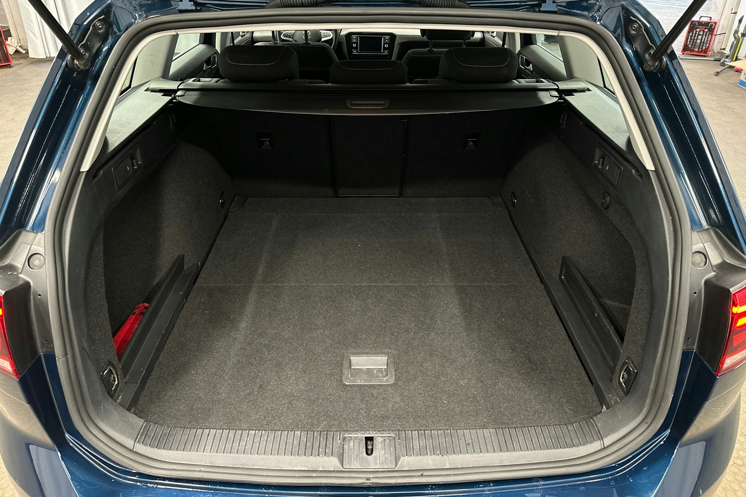 met. sininen Volkswagen Passat 2024 kuva 11.