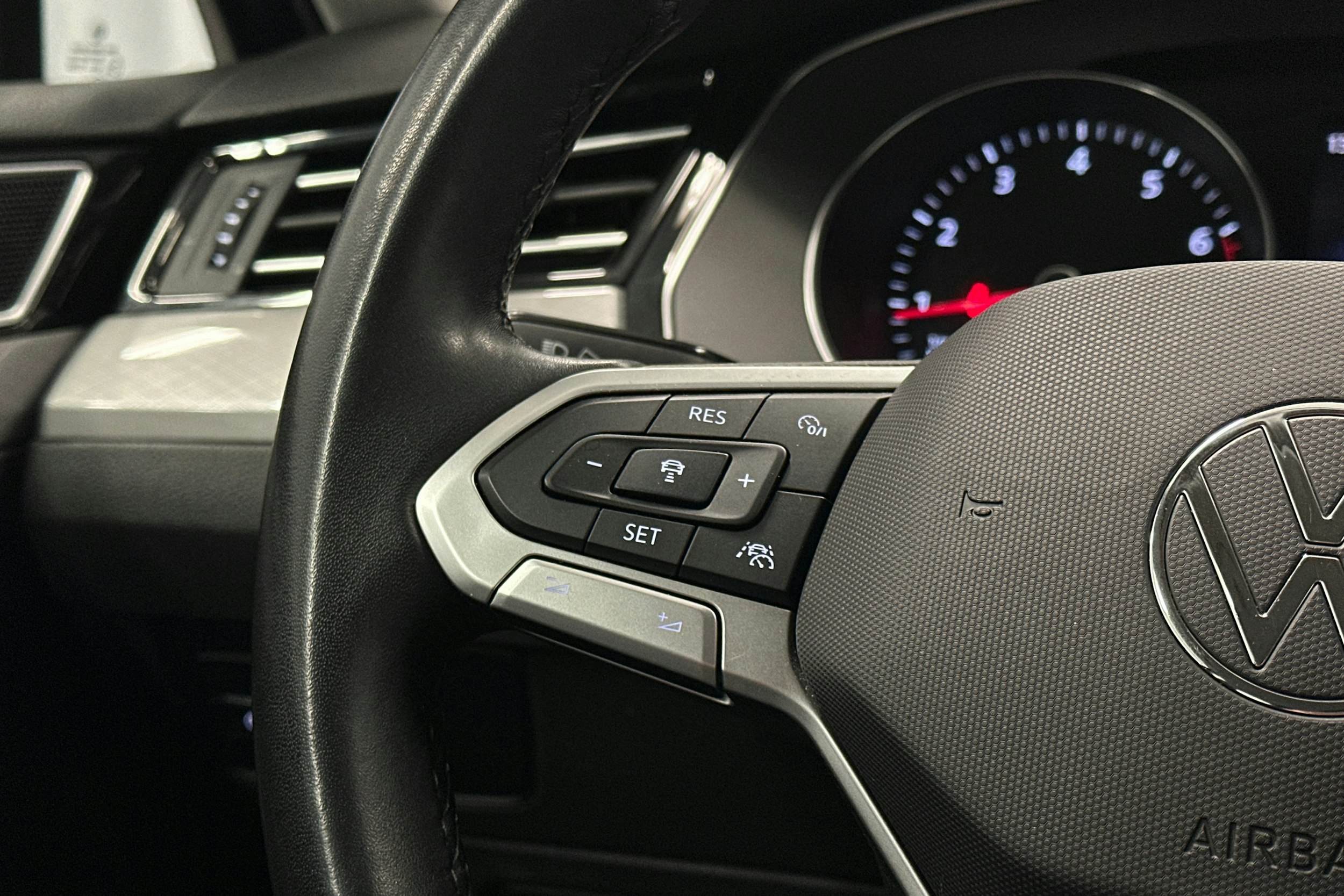 met. sininen Volkswagen Passat 2024 kuva 15.