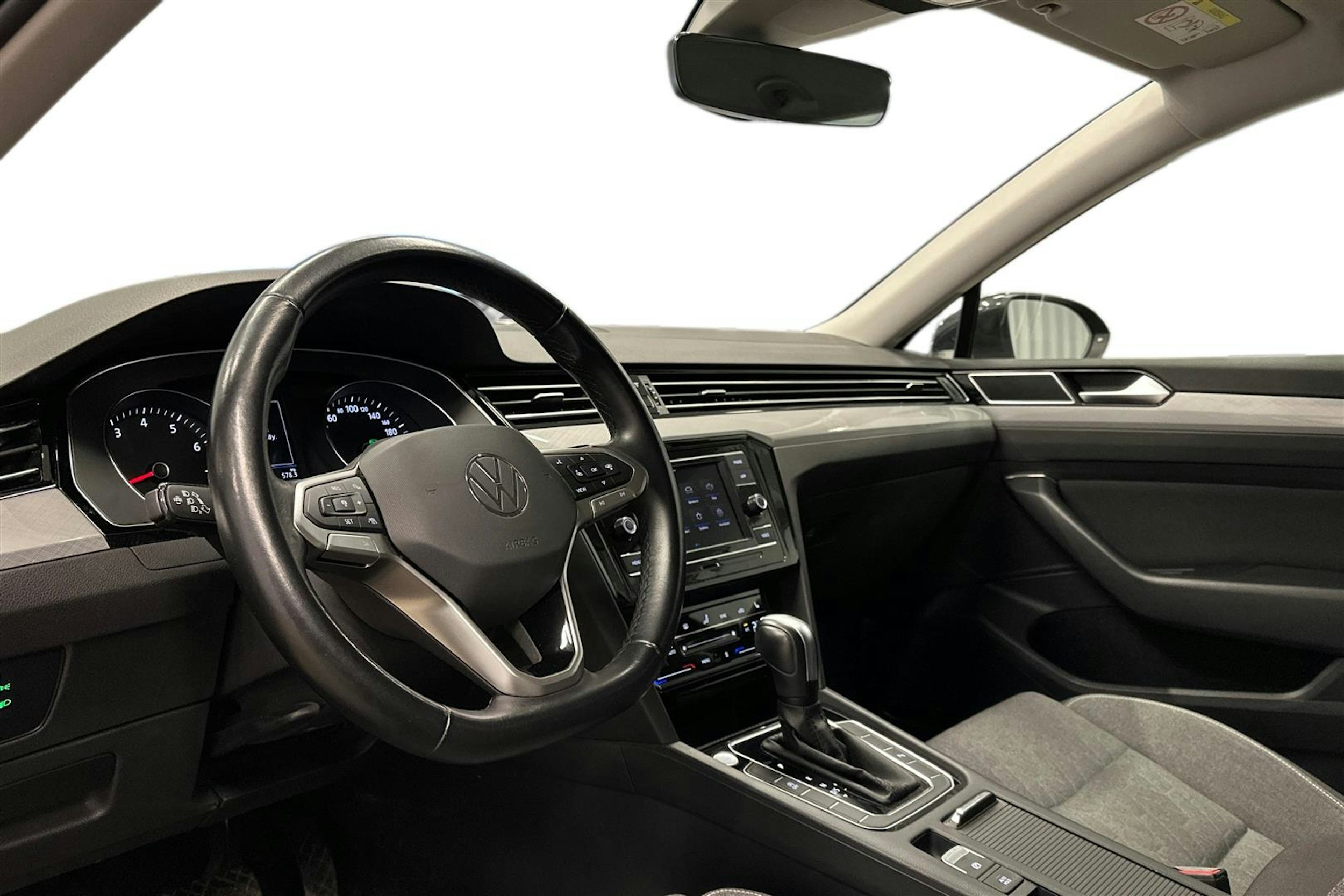 harmaa Volkswagen Passat 2024 kuva 6.