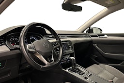 harmaa Volkswagen Passat 2024 kuva 6.