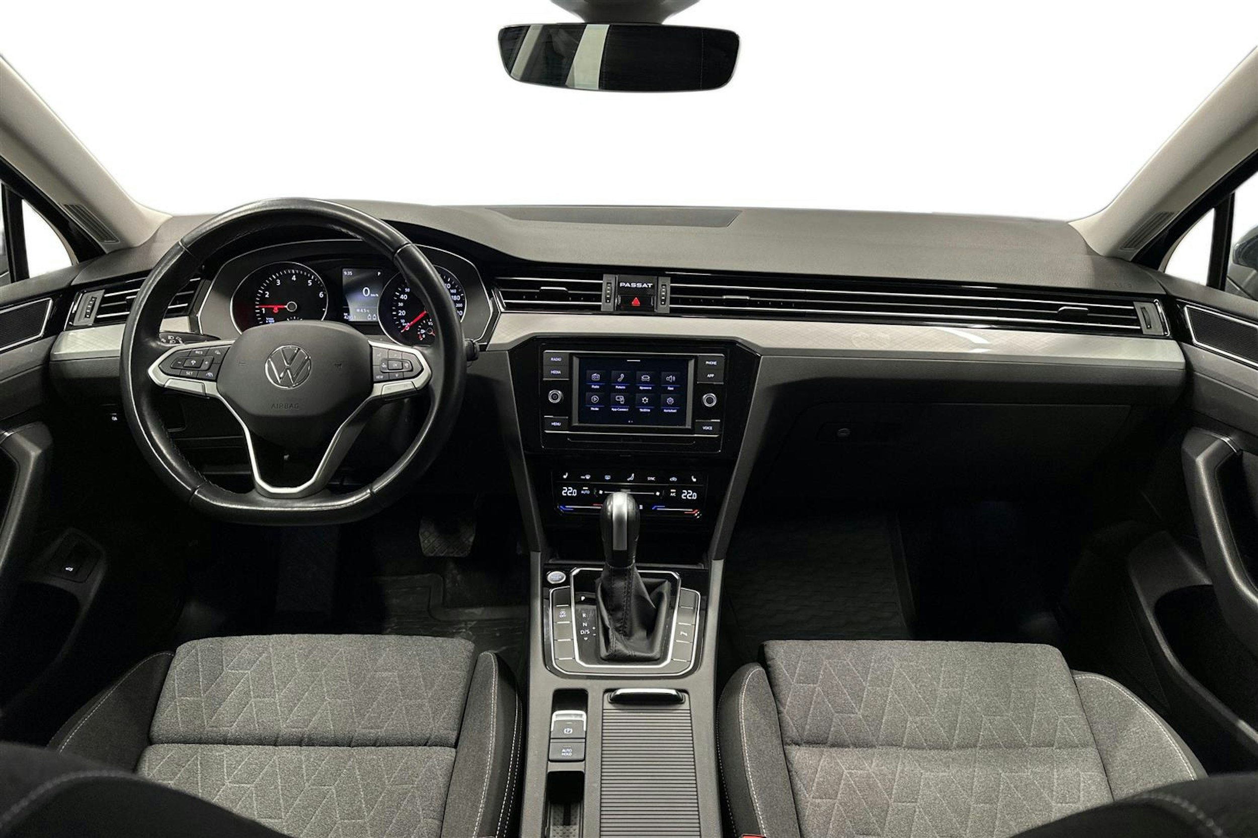 harmaa Volkswagen Passat 2024 kuva 7.