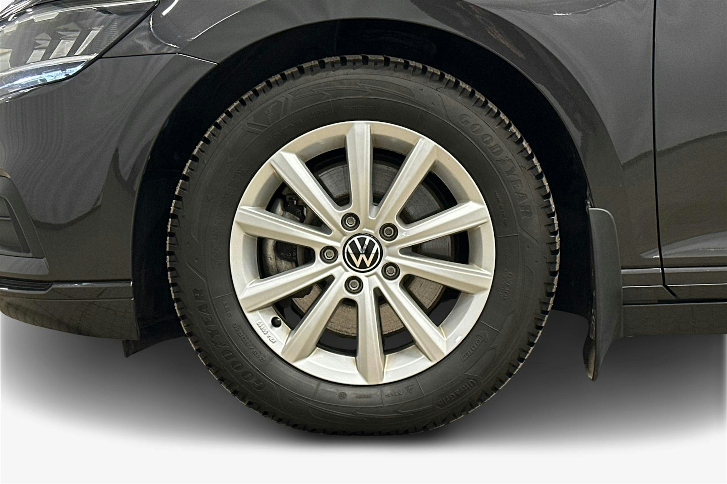 harmaa Volkswagen Passat 2024 kuva 9.