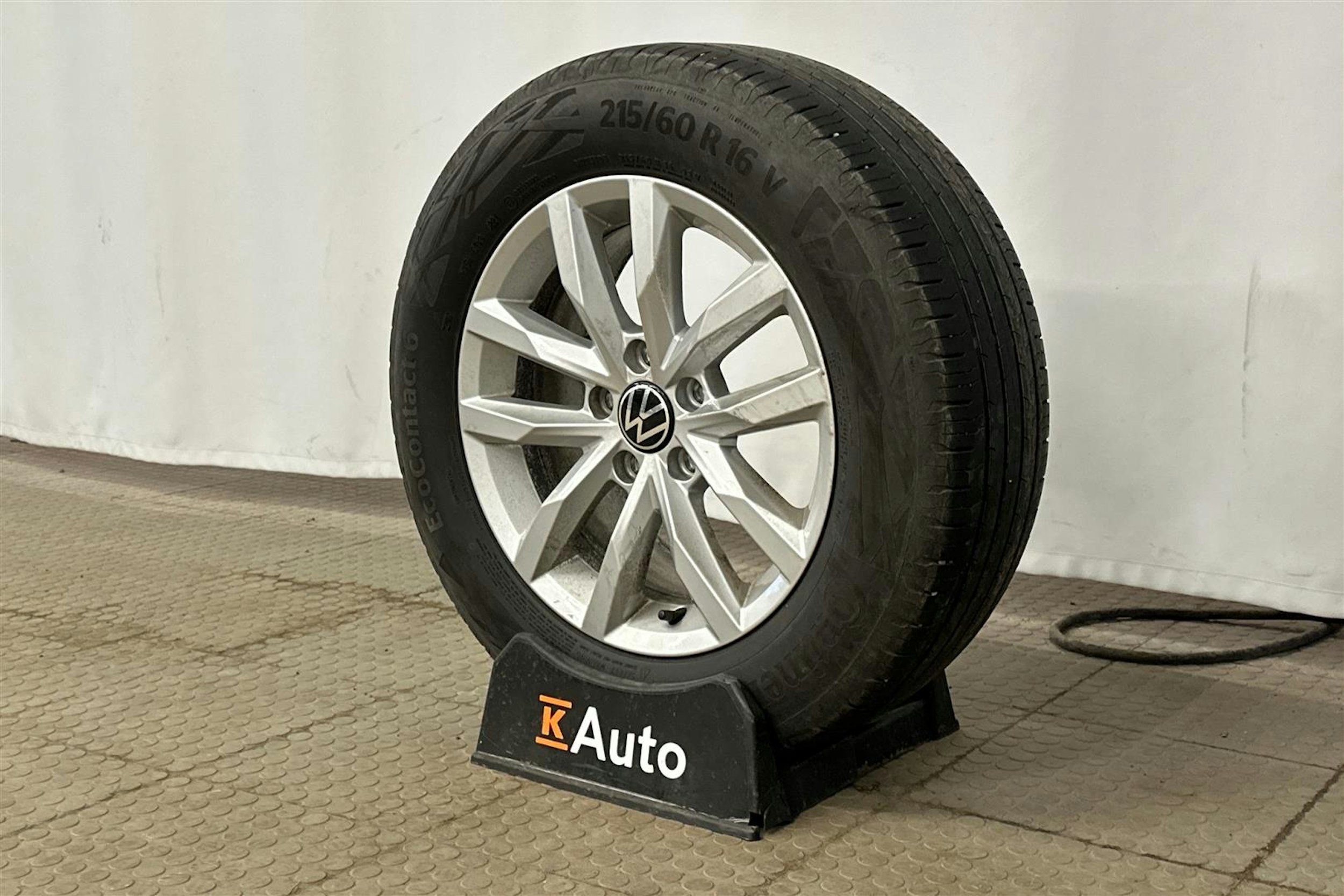 harmaa Volkswagen Passat 2024 kuva 10.