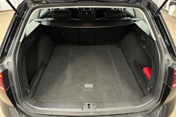 harmaa Volkswagen Passat 2024 kuva 11.