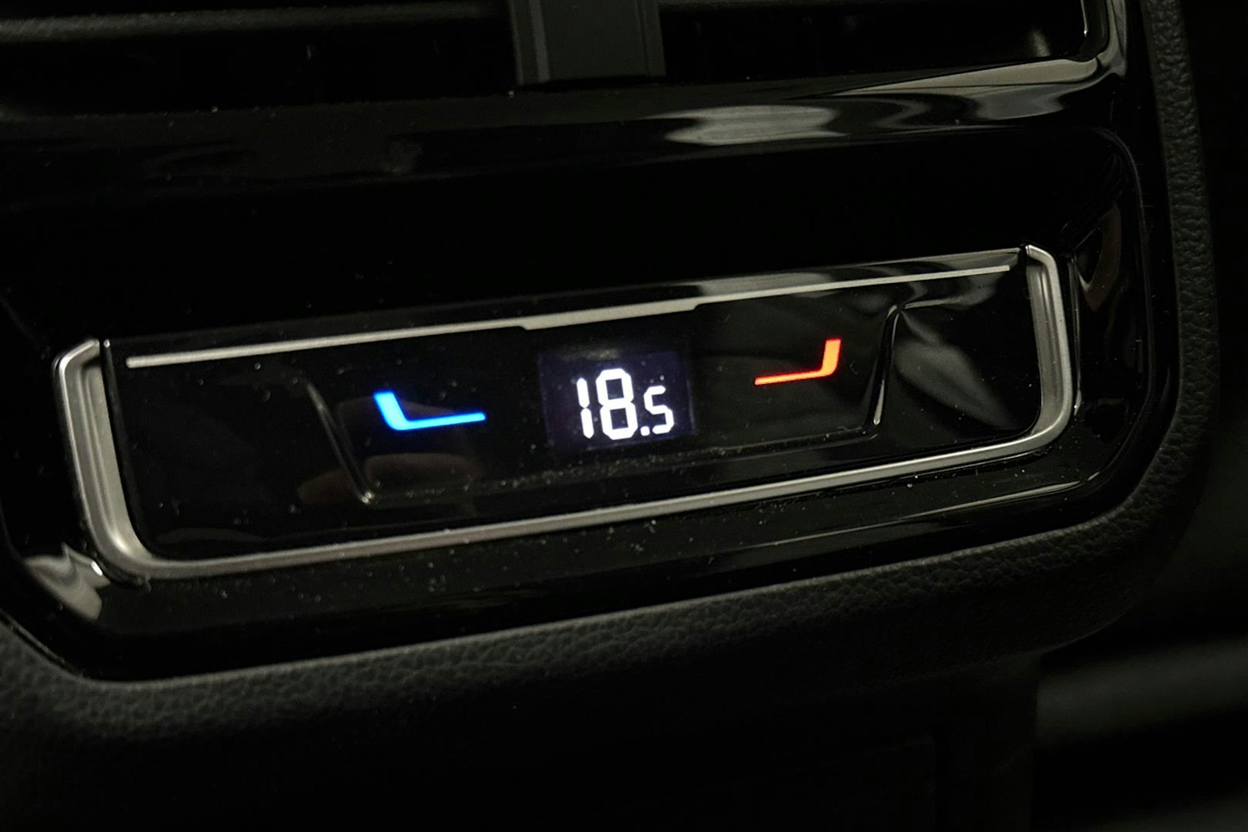 harmaa Volkswagen Passat 2024 kuva 12.