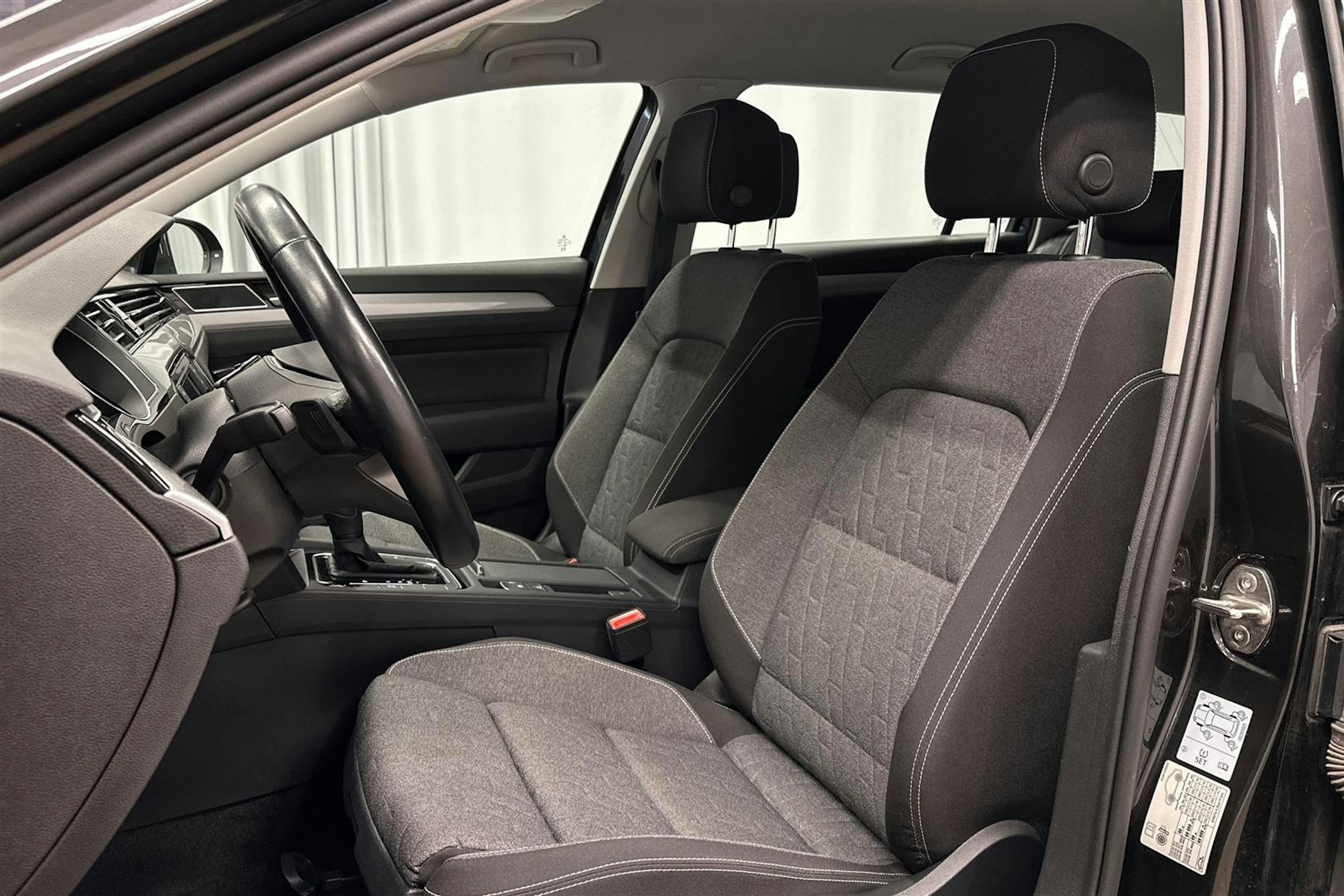 harmaa Volkswagen Passat 2024 kuva 13.