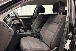 harmaa Volkswagen Passat 2024 kuva 13.