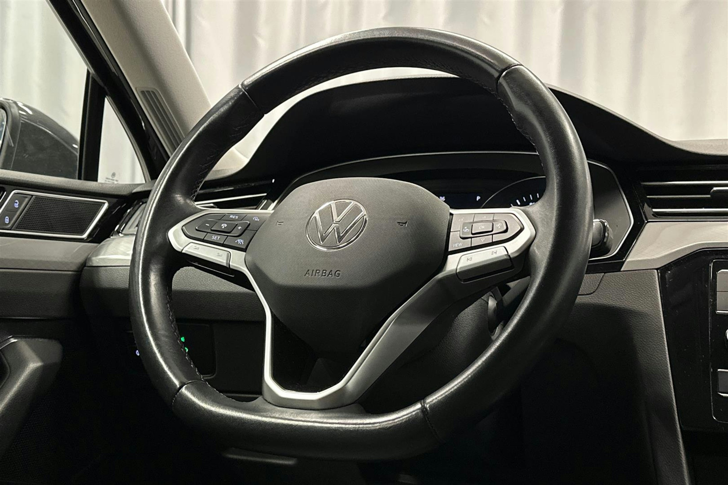 harmaa Volkswagen Passat 2024 kuva 14.